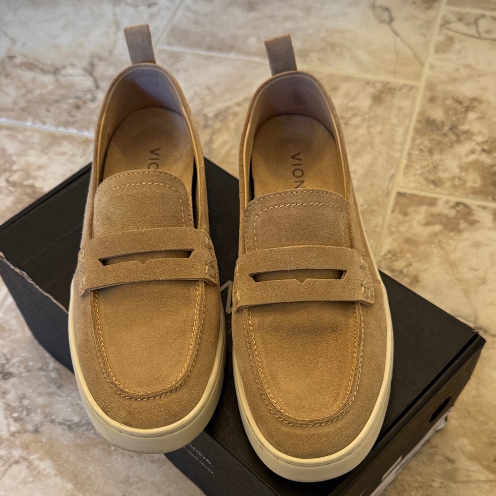 Vionic Uptown suede Loafers. Sand 8M EUC